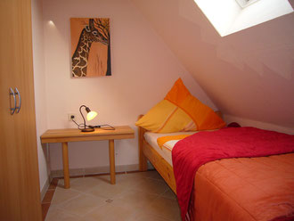Einzelzimmer mit großem Bett+Kleinkindbett