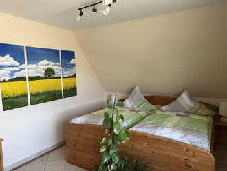 großes Doppelbett mit romantischer Seitenbodenbeleuchtung