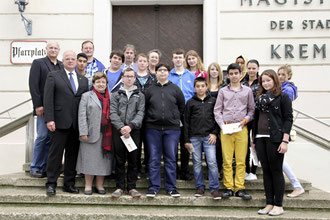 Bürgermeister Dr. Reinhard Resch gratulierte den Schülerinnen und Schülern der Neuen Mittelschule und der Polytechnischen Schule zu ihren ausgezeichneten Schulerfolgen. Foto: Stadt Krems