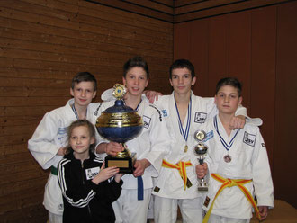 Unsere U15 mit dem Holten-Pokal am 03.03.2013 Bezirkseinzelturnier in Oberhausen.