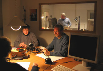 Elke Fahl und Ulrich Schalow, im Hintergrund im Technikraum Helmut Körbel vom Tauschring Neustadt-Wunstorf, der in fast allen Sendungen die Technik machte