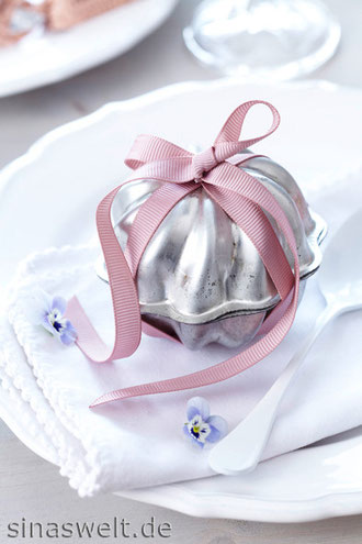 Geschenk zur Hochzeit, Hochzeit, Geschenk, backen, Backform, Muffin, Blüte, Schleife, Vergissmeinnicht, Veilchen
