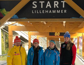 Mit Spitzensportlerin Nathalie Geisenberger trainierten Katharina Werner und Magdalena Matschina vom SV Bad Feilnbach in Lillehammer. Begleitet wurden sie von Landesverbandstrainer Martin Schwab (von rechts).