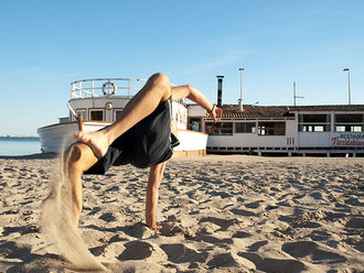 <a href="https://www.flickr.com/photos/alexlc/3344726690" title="Capoeira by Alexandre López, on Flickr"><img src="https://farm4.staticflickr.com/3388/3344726690_cd3a067b7a.jpg" width="500" height="375" alt="Capoeira"></a>