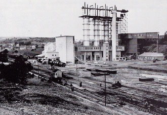 1957 im Vordergrund Bauarbeiten an der Streckeverlegung zur andere Straßenseite