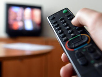Menschen in Hunderttausenden Haushalten werden in den nächsten 15 Monaten technisch nachrüsten müssen, wenn sie daheim weiterhin fernsehen wollen. Foto: Britta Pedersen/Illustration