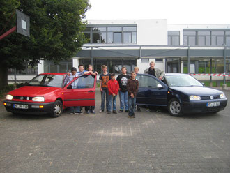 Die Autogruppe mit ihren "Karren"!