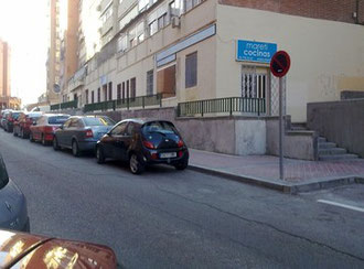 Señal que prohíbe el aparcamiento en la calle Omega en una imagen tomada por una de las vecinas
