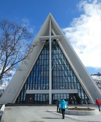 Eismeerkathedrale Tromsö - der Designer hat sich keine Gedanken gemacht, wie man die kleinen Scheiben im Dach putzen könnte; jetzt muss einmal im Monat eine Truppe Hobbykletterer mit Putzzeug kommen..