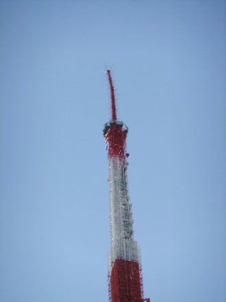 先端部の曲がった東京タワー