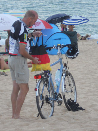 Richard am Strand von Faro, die Tasche voll mit Jakobsmuschel.
