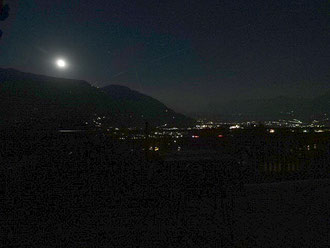 Vollmond von Dorf Tirol aus gesehen über dem Meraner Land