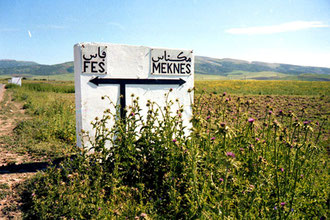 an der Weg-Kreuzung "Fes - Meknes" fühlte ich mich in Marokko 