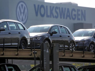 Fabrikneue Golf und Passat vor dem VW-Werk in Zwickau. Foto: Jan Woitas