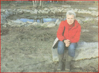 Ingela Wikman har placerat gamla kilstenar som sittplatser runt parkens damm.