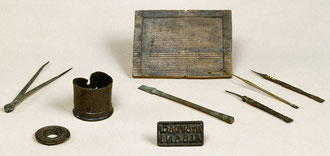 Matériel d'écriture. tablette, stylets, encrier, cachet à marquer, compas-files. Temple de Paris