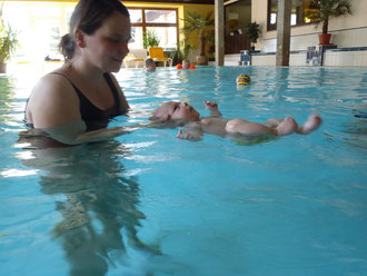 Babys zart ans Wasser gewöhnen.