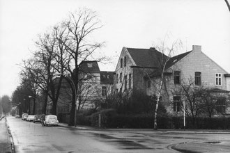 Grenzstr. / Tiergartenstr. (C) Franz J. Koncel (ca. 1970). Die beiden "Bullaugen"-Fenster im Dachgeschoß sind noch nicht geöffnet.