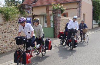 Monique starting for a mile with two tandem from Canada leaving our bed and breakfast in may 2009: kind of pionners!