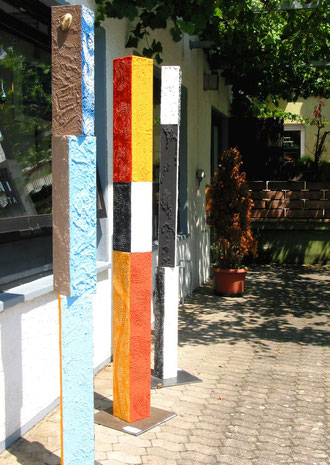 Bunte Säulen aus Holz, Reibeputz und Farbe h: 210 cm