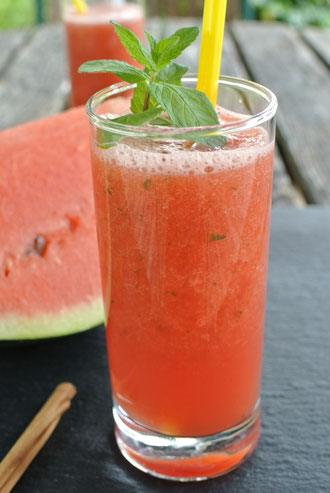 (c) http://www.organisation-mit-sabine.de/2014/07/25/erfrischender-smoothie-mit-wassermelone-und-minze/