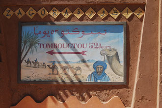 Schild "Timbuktu 52 Tage" in Zagora im Draatal
