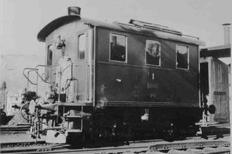 Ed 2/2 1 Kastendampflokomotive der LHB (VHB) vor dem Depot Huttwil etwa 1940