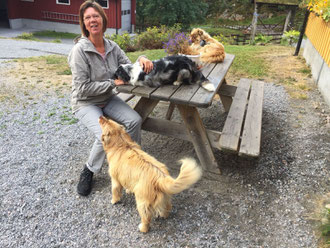Simone bei ihrer Lieblingsbeschäftigung, ... Hunde kraulen und verwöhnen.