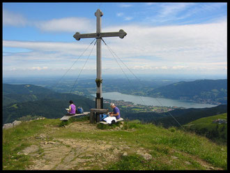 Das stattliche Gipfelkreuz am Hirschberg, wo sich dem Wanderer eine grandiose Rundumsicht bietet - auch auf den Tegernsee.
