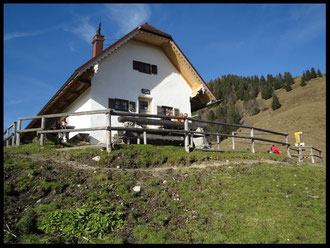 Von der im Sommer bewirtschafteten und 1320 Meter hohen Staffelalm sieht man schon das Gipfelkreuz des Rabenkopfs.