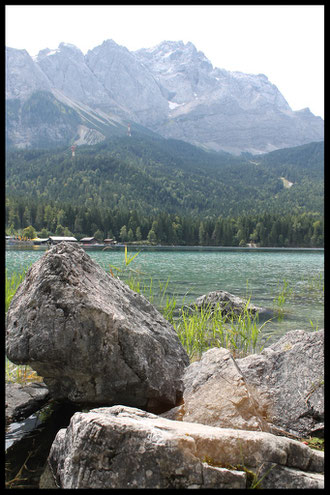 Blick auf den Eibsee und die  2962 Meter hohe Zugspitze