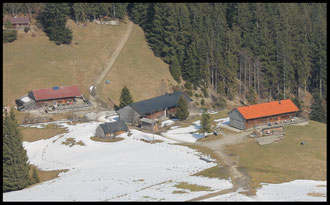 Blick von der Gindelalmschneid auf die Gindelalm.