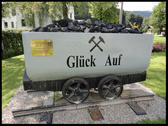 Diese Lore in der Dorfmitte erinnert an die Mariensteiner Bergbau-Vergangenheit.