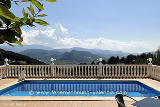 Das Bild zeigt den Pool der Ferienwohnung und den Ausblick über die Berge von Gandia, Foto: Birgitta Kuhlmey, Valencia, Spanien