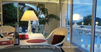 Auf dem Bild: Ferienwohnung Valencia, Villa Gandia Hills, Meerwasser-Pool & Wintergarten am Abend, Foto: Birgitta Kuhlmey, Valencia, Spanien
