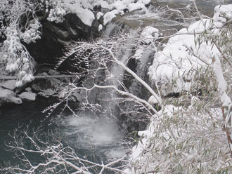 雪で覆われた暮雨ノ滝