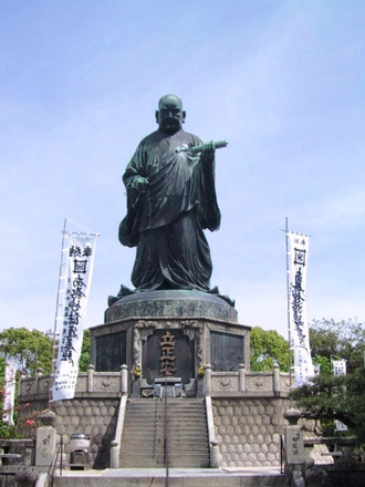 福岡東公園の日蓮大聖人銅像