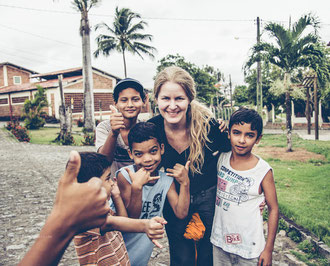 Inka mit Kindern aus dem Dorf beim Spielen mit ihrer Kamera.