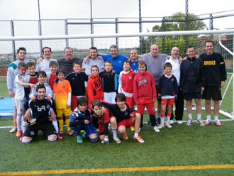 Padres e hijos disfrutaron de un partido de fútbol 8