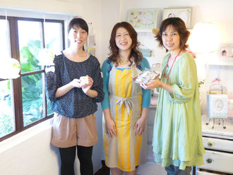 (左)ポセラーツ講師・陣内万実先生、(中央)私、(右)シュガークラフト講師・上野ゆみ先生