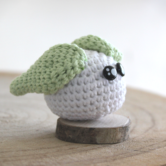 personnage totem en forme de lapin japonais, fait à la main au crochet