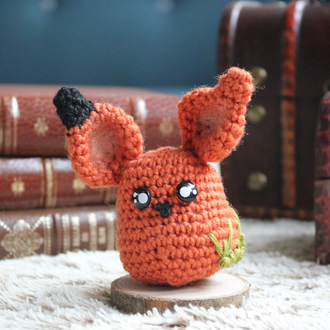 personnage totem fantastique, renard kitsune japonais sans queue, fait à la main au crochet