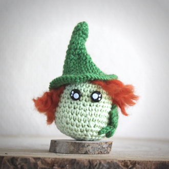 personnage totem fantastique leprechaun irlandais, vert avec cheveux roux, fait à la main au crochet