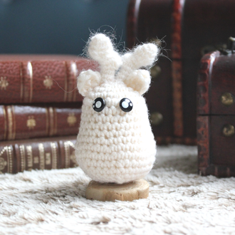 personnage totem fantastique, renne des neiges blanc avec des bois, fait à la main au crochet