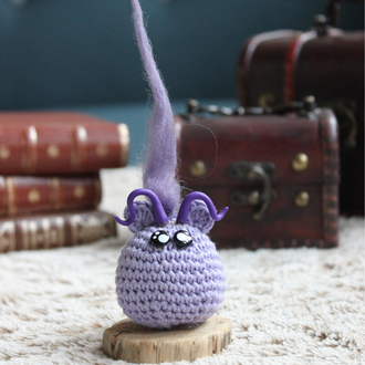 personnage totem fantastique troll violet avec cheveux, fait à la main au crochet