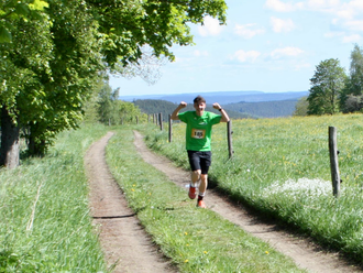Luca triumphiert bereits auf der Strecke. 