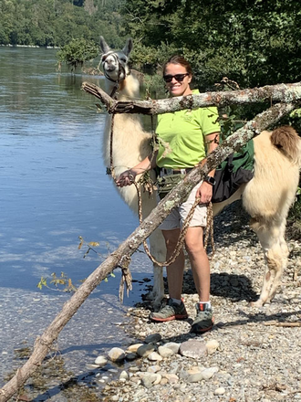 Petra  während eines Lama-Trekkings mit Melissa am Rhein