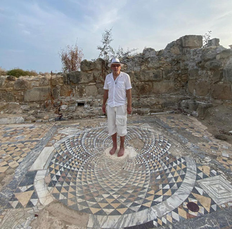 Bild von Amadeus, der im Zentrum eines tausende Jahre alten Portals steht, in Salamis auf Zypern