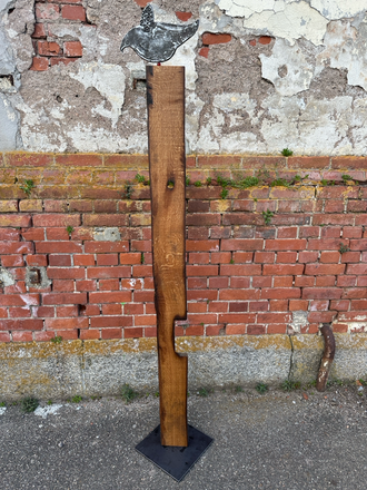 Große Metallfigur auf Eichenholz-Stehle