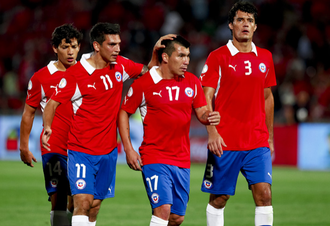 Mark González consuela a Medel al término de la primera mitad del Chile-Argentina.